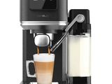 une machine à café noir dans laquelle on verse du lait