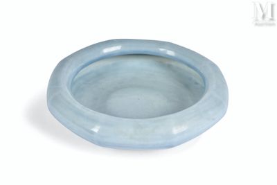 un bol bleu posé sur une surface blanche