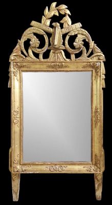 un miroir posé sur un pied, avec un fond noir