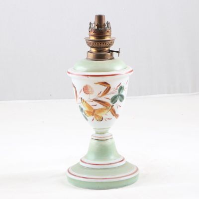 Lampe à pétrole en opaline blanche à décor polychrome de fle…