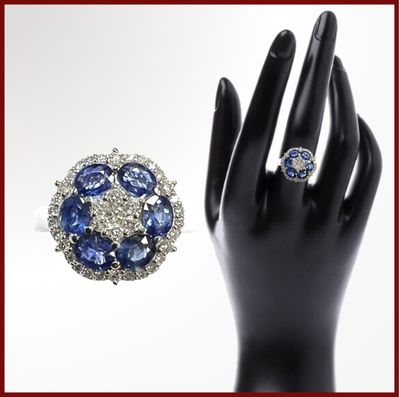gros plan de la main d'une personne portant une bague