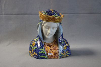 une figurine représentant une femme coiffée d'une couronne