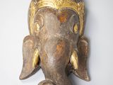 une tête d'éléphant accrochée au mur d'une pièce