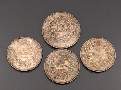 quatre types de pièces différents sont présentés sur une surface noire