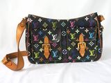un sac à main noir orné de motifs Louis Vuitton multicolores