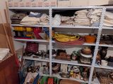 une pièce avec beaucoup d'objets sur les étagères