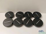 un ensemble de poudres de maquillage noires et blanches posées sur une table