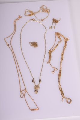 une photo d'un collier et d'un bracelet en or