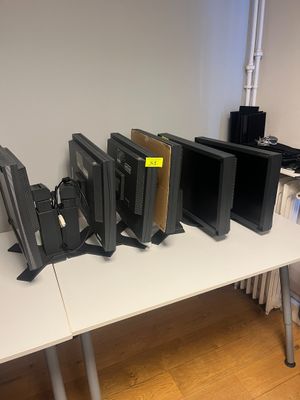 de nombreux écrans d'ordinateur posés sur une table blanche