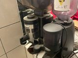un moulin à café posé sur le plan de travail d'une cuisine