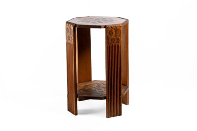une photo d'une table d'appoint avec un plateau en marbre