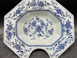 une assiette bleue et blanche ornée de fleurs bleues