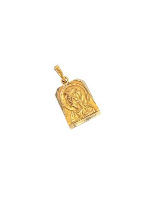 gros plan d'un pendentif en or sur fond blanc