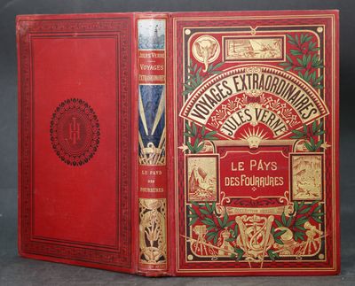 un vieux livre à la couverture rouge posé sur une table