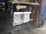 un rouleau de papier posé sur un chariot dans un garage