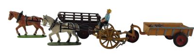 trois figurines représentant des chevaux tirant un chariot et une calèche
