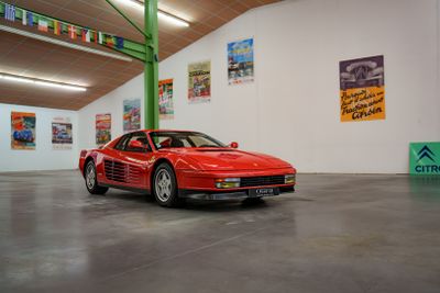 une voiture de sport rouge garée dans une grande pièce