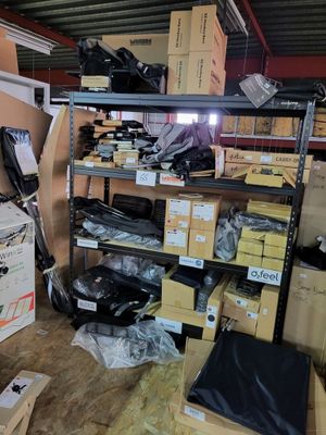 une pièce avec beaucoup de cartons et des cartons sur le sol
