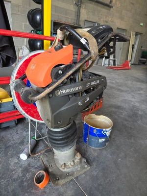 une machine qui se trouve dans un garage