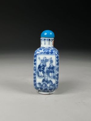 a blue and white porcelain snuff bottle with flowers and leaves
