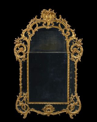 un miroir richement décoré, avec un fond noir et des bordures dorées