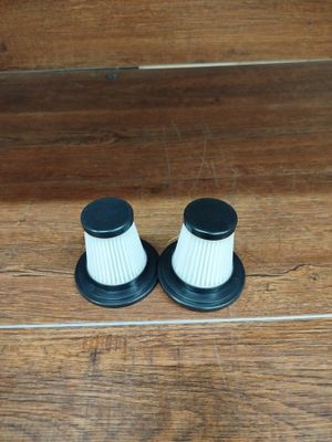 une paire de bougeoirs en céramique noirs et blancs posés sur un parquet