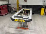 une photo d'une voiture en cours de construction dans un garage