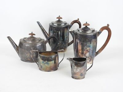 une image représentant un ensemble de théières et de cafetières en argent
