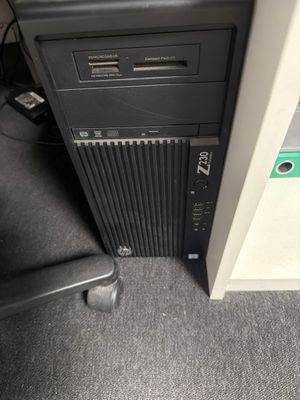 un ordinateur posé sur un bureau à côté d'une chaise