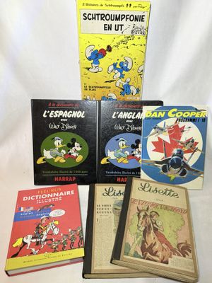 plusieurs livres sont empilés sur une surface blanche