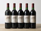 six bouteilles de vin sont alignées sur une table en bois