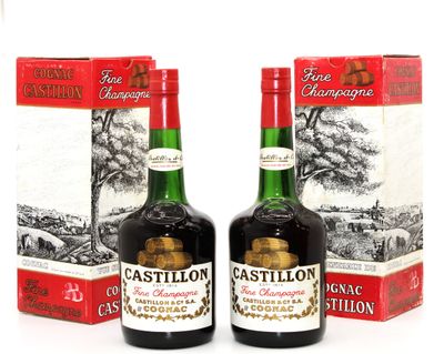 deux bouteilles de vin posées l'une à côté de l'autre sur une table