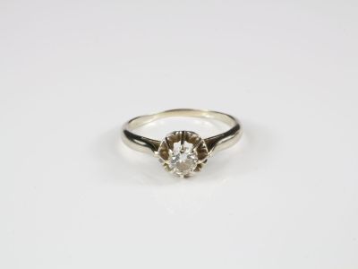 Bague solitaire en or gris centrée d'un diamant de taille br…