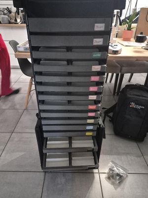 une photo d'une commode dans une pièce