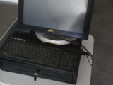 un ordinateur portable posé sur une table blanche
