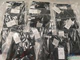 de nombreux sacs de vêtements emballés dans du plastique