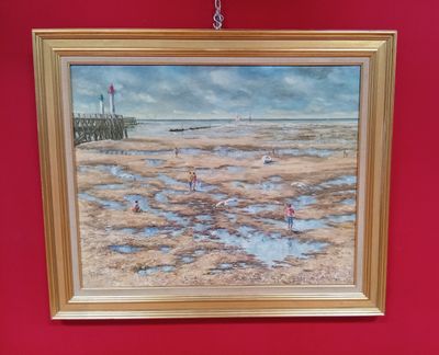 la photo d'un tableau accroché à un mur rouge