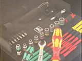 une boîte avec un tas d'outils à l'intérieur