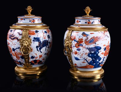 paire de vases chinois avec des anses dorées sur fond noir