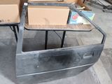 deux cartons posés sur une table dans un garage
