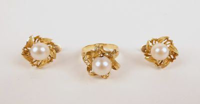 trois paires de boucles d'oreilles en or et perles