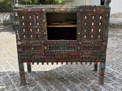 une vieille armoire en bois peinte en rouge et vert