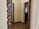 un miroir accroché au mur d'une pièce