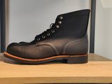 des bottes « Red Wing » posées sur une étagère dans un magasin de chaussures