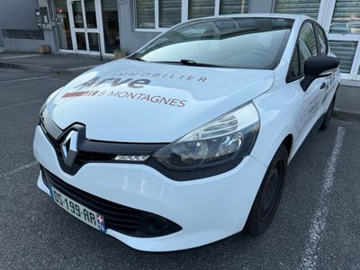 La voiture blanche est garée sur le parking situé à l'extérieur du bâtiment.