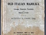 un vieux livre italien sur la majolique posé sur une table