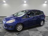 Une Ford C-Max bleue est garée sur un sol à damier