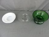 un bol en verre vert et un verre en verre vert posés sur une table