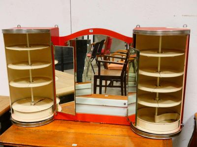 une table en bois sur laquelle se trouve un miroir et sur laquelle est posé un autre miroir
