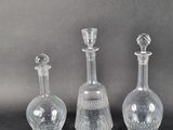 trois carafes en verre transparent posées les unes à côté des autres sur une table